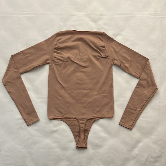 SKIMS ESSENTIAL LONG SLEEVE SCOOP NECK BODYSUIT - Picture 3 of 3